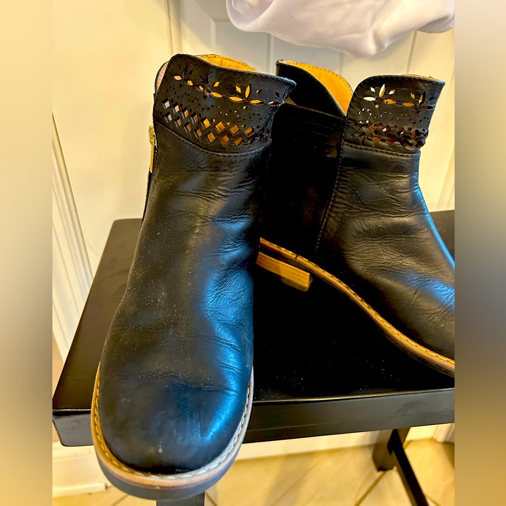 Rosa Maria Ladies 1/2 boot black sz 37 approx ( 6.5-7)